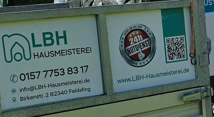 Anhänger der LBH Hausmeisterei mit Logo, Telefonnummer und Aufkleber 24h Notdienst