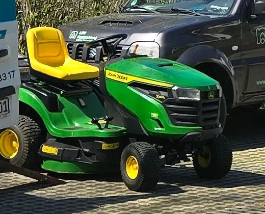 Aufsitzmäher der LBH Hausmeisterei auf gepflasterter Einfahrt